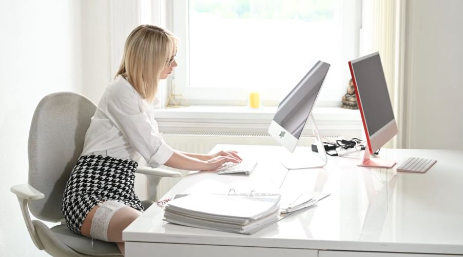 co-thu-ky-lang-lo-quyen-ru-ong-chu