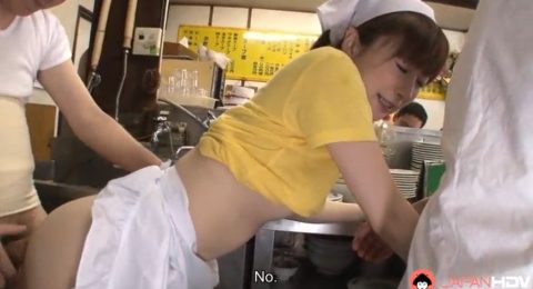 dit-nu-bep-truong-truoc-mat-khach